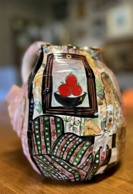 Laney K. Oxman : Pichet en céramique multicolore et barbotine motifs modernistes - Photo 1/4