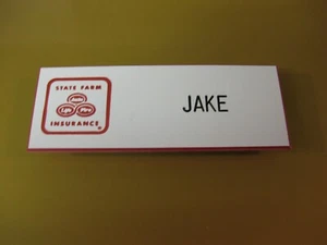 JAKE von STATE FARM * Halloween Kostüm * NAMENSSCHILD Anhänger mit Pin - Bild 1 von 2