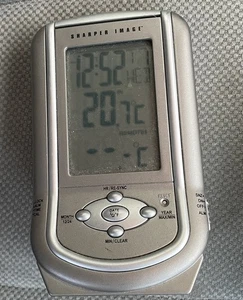 Reloj despertador de tiempo y temperatura The Sharper Image número de modelo ET258 - Imagen 1 de 7
