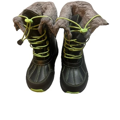Botas de nieve impermeables con gráficos brillantes UGG® Butte II CWR negras/grn para niños pequeños talla 10 Foto 1 de 4