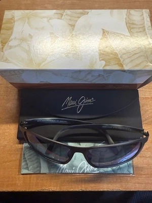 Gafas de sol Maui Jim modelo Wana marco gris mate cepillado y lente de vidrio azul Foto 1 de 4