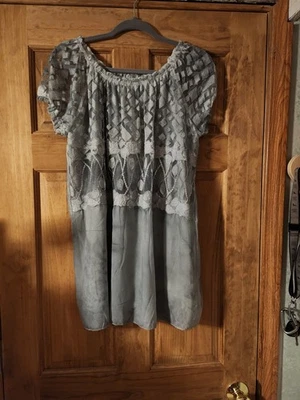 Túnica Simply Couture feminina XL cinza floral bordada em camadas manga curta - Imagem 1 de 4