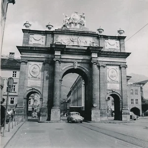 INNSBRUCK ca. 1953 - Auto Triumphbogen Österreich - NV 1930 - Bild 1 von 2