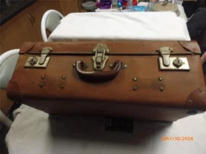 VINTAGE OLD BROWN SUITCASE AIRLIGHT TRAVEL GOODS 1930s LIGHTWEIGHT DURABLE USA - Picture 1 of 1