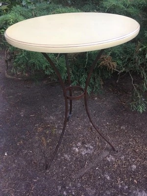 VINTAGE 1950/1960 : ANCIENNE PETITE TABLE RONDE AVEC PIED EN METAL - Photo 1/4