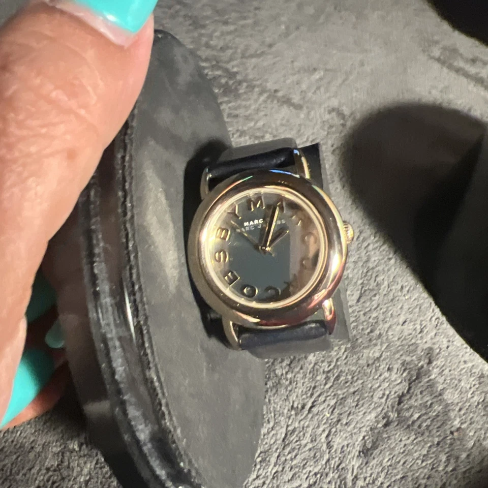 НОВЫЙ MARC JACOBS MARCI ЗОЛОТОЙ ТОН, СИНИЙ КОЖАНЫЙ РЕМЕШОК, ЗЕРКАЛЬНЫЙ ЦИФЕРБЛАТ, ЧАСЫ-MBM1221  - Изображение 1 из 4