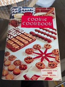 Livre de cuisine biscuits vintage 1965 ~ plus de 500 recettes de cuisine MCM années 60 illustrées - Photo 1/7