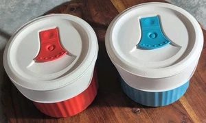 2 CORNINGWARE FARBEN STEINGUT MIKROWELLEN- & OFENFEST 20 Unzen SUPPENTASSEN MIT DECKEL - Bild 1 von 15
