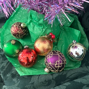 6 Vintage runder Glas Weihnachtsschmuck verschiedene Farben Mistelzweig Glitzer Schnörkelarbeit - Bild 1 von 14