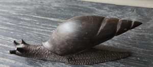 Handgeschnitztes Schneckenregal Sitter aus Holz Made in Tansania - Bild 1 von 5