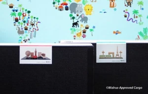 ANTHROPOLOGIE KIKO PEQUEÑAS CIUDADES - NUEVO EN CAJA - ¡PERFECTO PARA TU PEQUEÑO VIAJERO DEL MUNDO! - Imagen 1 de 16