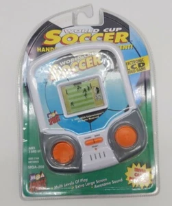 GIOCO GIOCATTOLO LCD PORTATILE MGA COPPA DEL MONDO DI CALCIO. Nuovissimo di zecca! - Foto 1 di 4