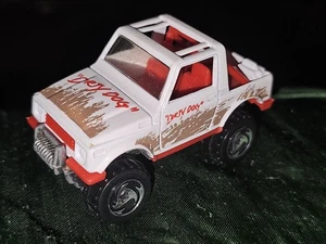 Hot Wheels 4x4 Dirty Dog Suzuki Samurai Tracker Bianco Diecast Scala 1/64 Sciolto - Foto 1 di 1
