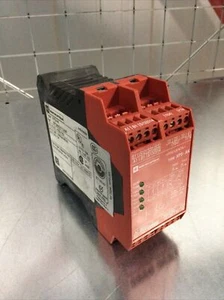 TELEMECANIQUE XPSAK311144P XPS-AK 24V AC/DC SAFETY RELAY DUAL CHANNEL - Picture 1 of 4