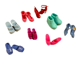 Lotto Scarpe Barbie Bundle Piattaforme 8 Paia Tacchi Zeppa T Strap Multicolore Anni 80 - Foto 1 di 9