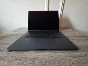 Apple MacBook Air 15-inch M4 Chip 24GB RAM 512GB SSD Midnight (Slightly Used) - Afbeelding 1 van 6