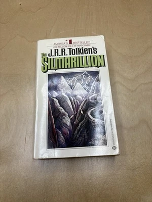 The Silmarillion by J. R. R. Tolkien | Paperback | First Ballantine Edition 1979 Foto 1 de 4