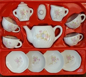 13-teiliges Tea Time - Miniatur Porzellan Set rosa Rosenmuster im Originalkarton - Bild 1 von 6
