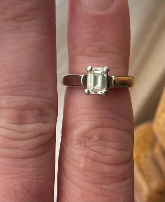 Anillo de diamantes de platino talla esmeralda de 0,81 quilates Foto 1 de 3