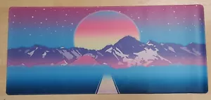 The Key Dot Co. SYNTHWAVE ALFOMBRA DE ESCRITORIO - PASTELWAVE 3 mm 900 x 400 mm NUEVO - Imagen 1 de 4