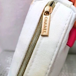 Original CHANEL Kosmetiktasche WEISS Samt Chanel Anhänger Reißverschluss Zieher gebraucht fair - Bild 1 von 16