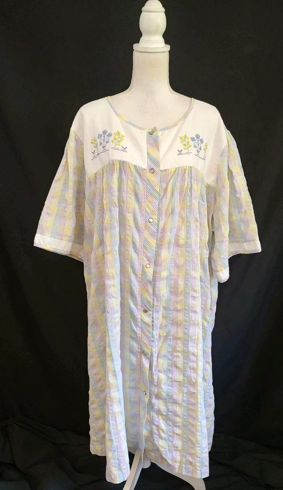 Abrigo bata vintage Vanity Fair House a cuadros Seersucker con bordado floral 3X/4X Foto 1 de 4