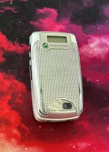 Sony Ericsson Z600 argento tasti pieghevoli retrò cult telefono cellulare rivenditore leggere - Foto 1 di 3