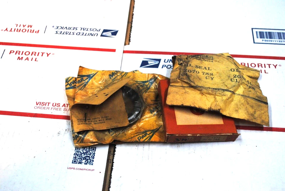 NOS MOPAR SET OF INNER & OUTER REAR AXLE SEALS 1963 64 CHRYSLER IMPERIAL - Image 1 of 1