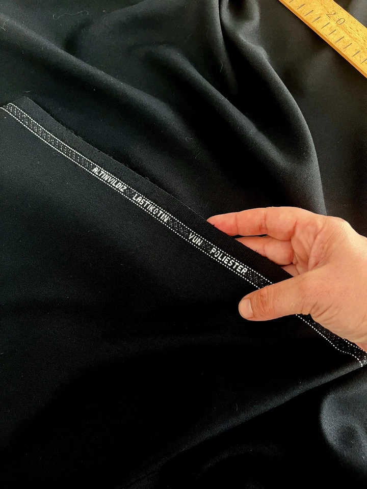 Tecido de lã preto Altinyildiz | 0,9 jardas de comprimento | Remanescente - Imagem 1 de 2