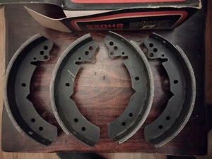 NUEVAS ZAPATILLAS FRENO TRASERO - SE ADAPTA A: VOLVO AMAZON Y P1800 SPORTS (1962-70) - Imagen 1 de 6