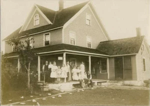Foto um 1910 Gruppe auf Veranda Postkarte zu verkaufen Schild - Bild 1 von 1