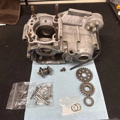 94-95 1994 KX250 KX 250 OEM cárter cárter juego extremo inferior izquierdo derecho estuches Foto 1 de 4