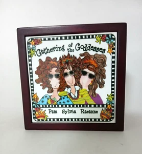 Caja de azulejos decorativa El encuentro de las diosas diversión Pam Sylvia Raeanne - Imagen 1 de 5
