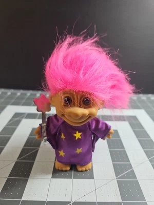 Винтажный 90-х Russ Troll кукла волшебник фиолетовый халат звездный наряд розовый волосы палочка б/у в отличном состоянии - Изображение 1 из 4