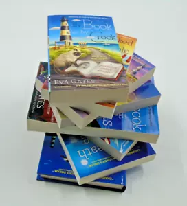 Eva Gates, A Lighthouse Library Mystery Series, Books 1-8 (7PB 1HC) 5 New 3 Used - Foto 1 di 18