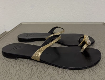 Sandalia Giuseppe Zanotti Puntera Cristal Oro Negro - Talla 37.5 EU/7 US Foto 1 de 4