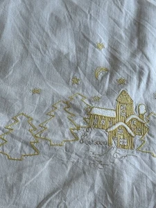 Alte Tischdecke Weihnachten Handarbeit Bestickt Baumwolle Tannen Kirche Sterne - Bild 1 von 17