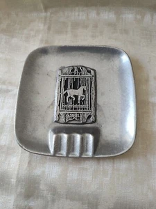 Cenicero de peltre Carson Freeport Pennsylvania 6 1/4" cuadrado - Imagen 1 de 8