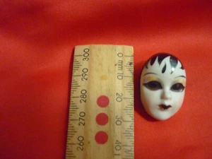 Porelain Carnival Face Mask Brooch - No ID - Bild 1 von 6