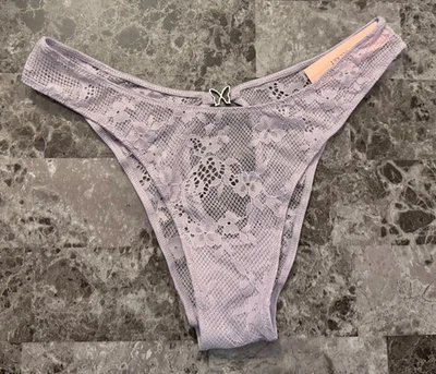 全新带标签 VICTORIA'S SECRET M LAVENDER 蕾丝镂空蝴蝶巴西奶酪内裤 — 第 1/4 张图片
