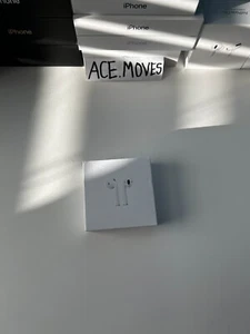 Apple AirPods 2nd Generation with Charging Case - White - Picture 1 of 2