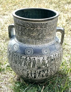 Figurale Relief Vase, authentische griechische Terrakotta Henkel 10” H x 7” B Keramik - Bild 1 von 3