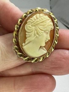 Broche colgante camafeo tallado a mano vintage dorado M-4911 - Imagen 1 de 3