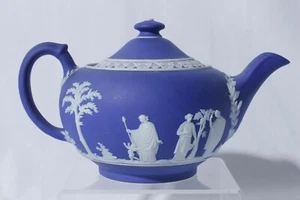 Teiera figurale in diaspro bianco e blu cobalto scuro Wedgwood - Foto 1 di 11