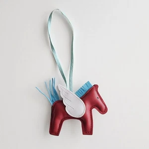 Bolso Caballo Pegaso Adorno Imitación Cuero Rojo Oscuro 3"x4" Símbolo 2026 Hecho a Mano - Imagen 1 de 6