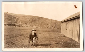 Foto Mann Western Ranch Cowboy Nebengebäude Corral - Bild 1 von 2