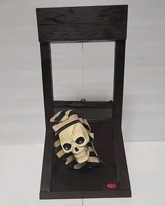 MAGIC POWER COMPANY Halloween Guillotine animiertes sprechendes Skelett  - Bild 1 von 6