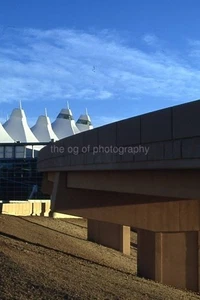 AEROPUERTO INTERNACIONAL DE DENVER Encontrado 35mm DIAPOSITIVA Foto ARQUITECTURA 57 LA 81 A - Imagen 1 de 1