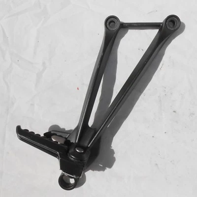 2011 11 KAWASAKI NINJA ZX6R ZX6 RIGHT REAR BACK PASSENGER PEG BRACKET STOCK OEM Foto 1 de 4