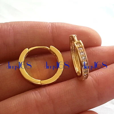 Pendientes de aro Huggie de cristal de 17 mm sin deslustre rellenos de oro amarillo sólido de 18 quilates C1YY Foto 1 de 2